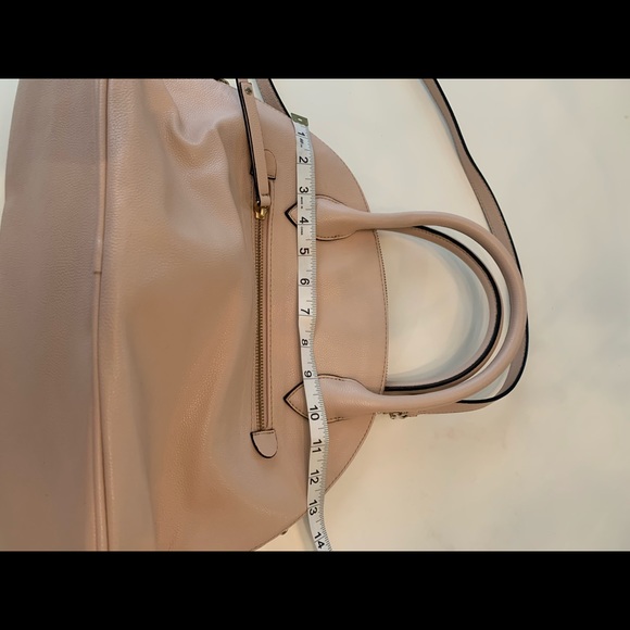 Express blush color shoulder bag . 3 inside pockets , one outside . Great shape - Picture 7 of 8